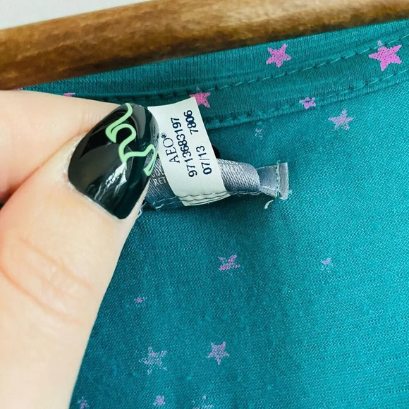 Aerie Size Medium T-Shirt - Green Star Print V-Neck Short Sleeve - Picture 4 of 6